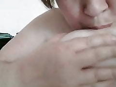 Je suce mes seins 2