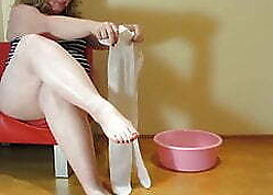 pissing at hand wan pantyhose, paunchy milf