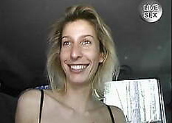 Suesser blonder Retro Hase im Wheels befummelt