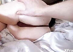 Ich wecke meine stepmom und ficke sie