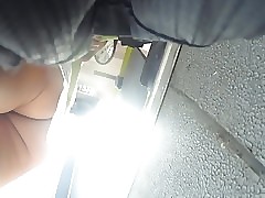 chica filmada de costado drop a clanger tanga y un vestidito blanco