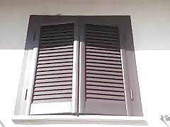 Abriu a janela com peitos de fora